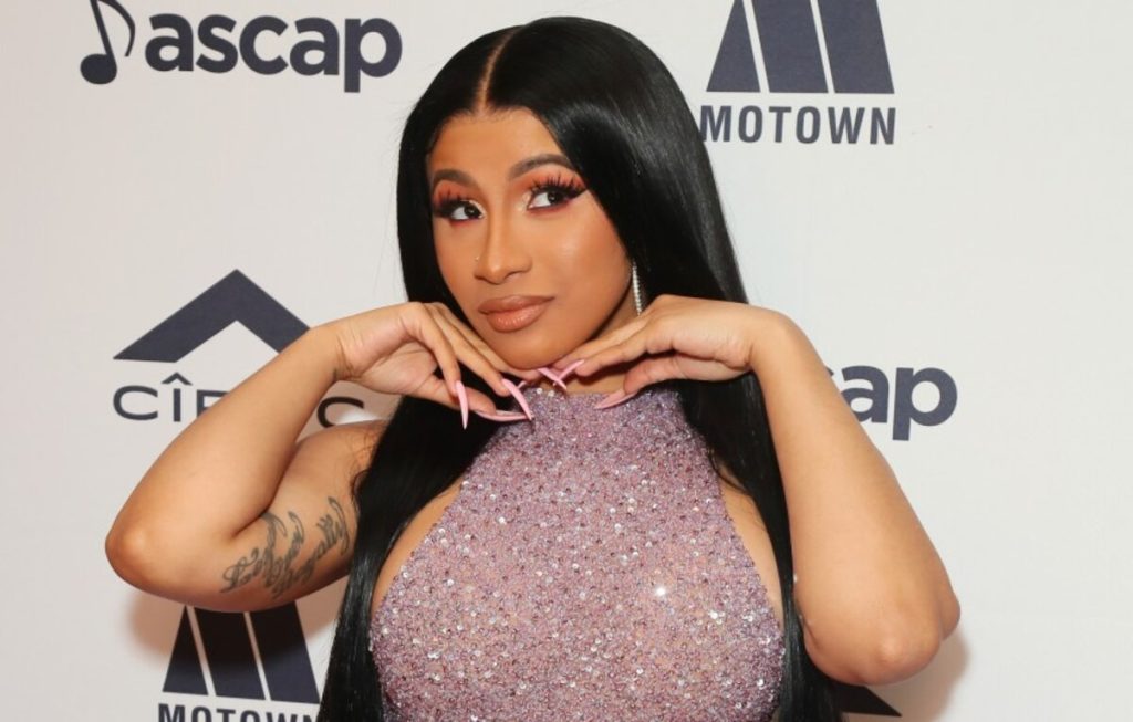 Cardi B presumió su nuevo tatuaje en el rostro: ¿cual es el significado?