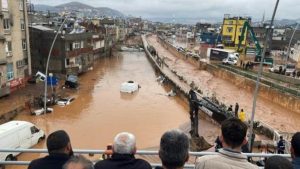 Al menos 14 muertos por inundaciones en la zona del sismo en Turquía