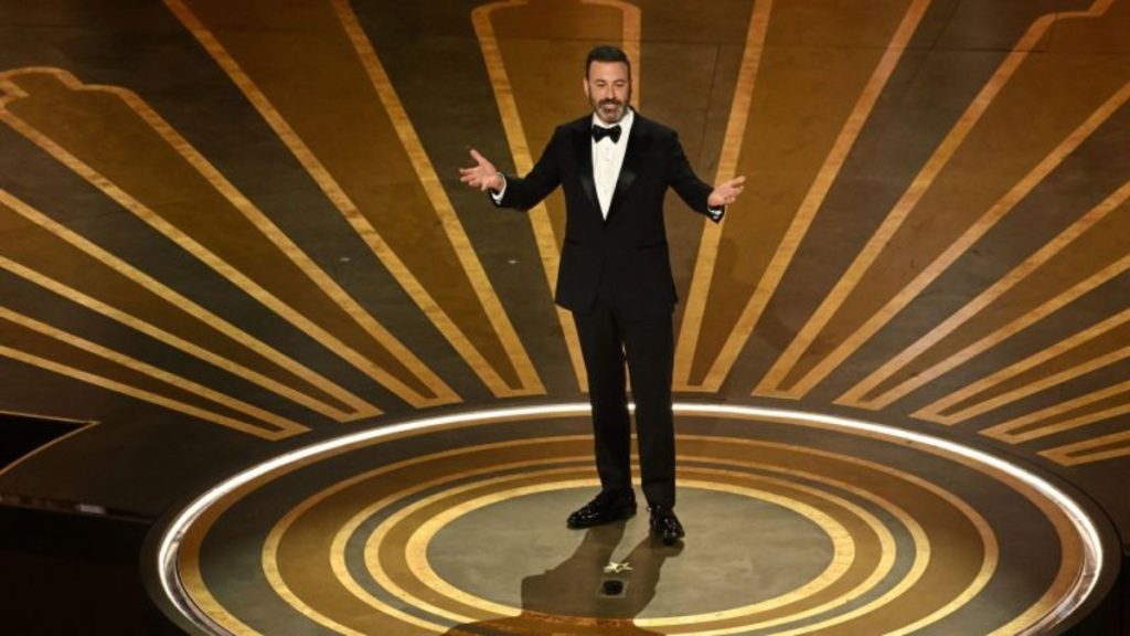 Jimmy Kimmel bromeó sobre "la bofetada" y presenta al "equipo de crisis" en su monólogo de los Oscar