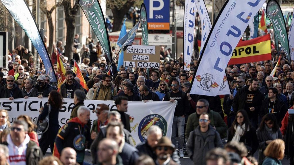 Miles de policías protestan en Madrid contra reforma de ley de seguridad