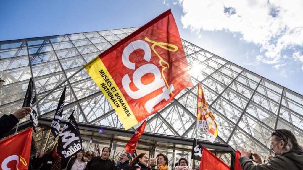 Trabajadores cierran Museo del Louvre en protesta contra la reforma de las pensiones