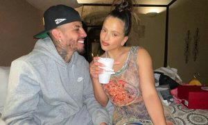 Apareció foto del rostro de Rauw Alejandro sobre las partes íntimas de Rosalía