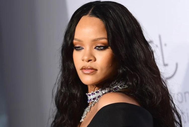 A días de su actuación en los Oscars, Rihanna tiene un dilema con su pequeño