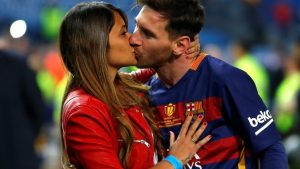 Joven causa sensación por su parecido a la esposa de Messi