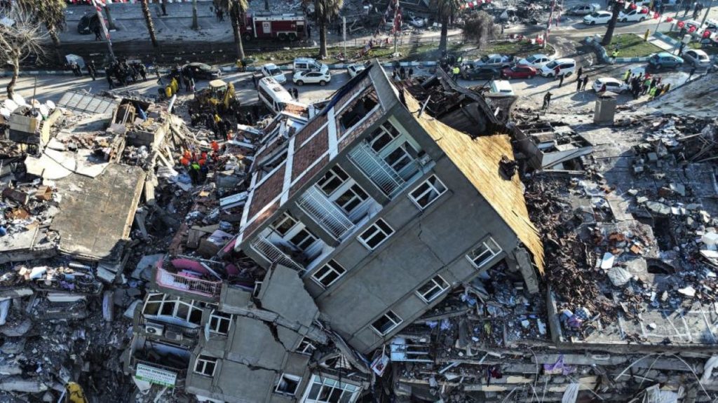 El saldo de muertes por terremotos de febrero en Turquía se acerca a 50.000