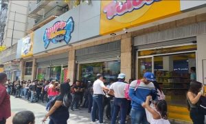 Las inmensas colas en las afueras de la tienda Trululu de Chacao