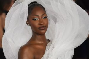 el vestido de esta cantante se llevó el odio del público de los Oscars