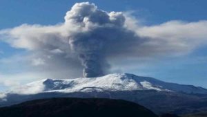 Decretan alerta naranja por erupción probable en "días o semanas" del volcán Nevado del Ruiz en Colombia