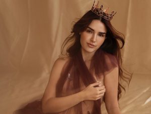 Venezolana Andrea Del Val brilla en la portada de la revista Glamour ????????????