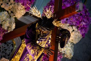 Grabaron a una pareja teniendo relaciones sexuales durante una procesión ✝️????