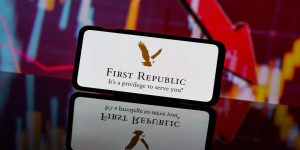 Acciones del First Republic Bank de EEUU llegan a su mínimo histórico