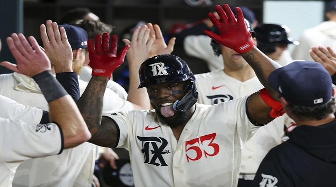 Adolis García hace historia en la MLB con juego de 3 jonrones y 2 dobles