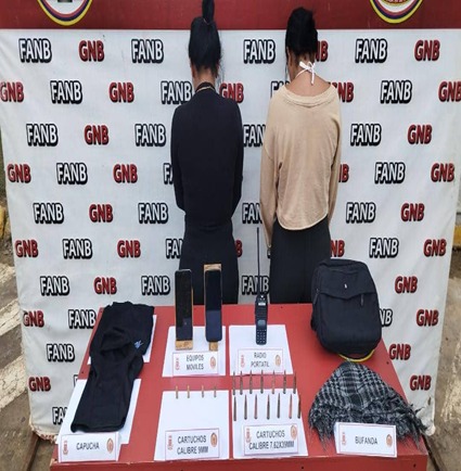Agarraron a dos mujeres con material de guerra