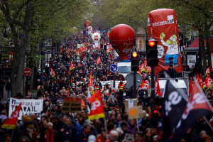 Aprobada: reforma de pensiones retrasa la jubilación a los 64 años en Francia