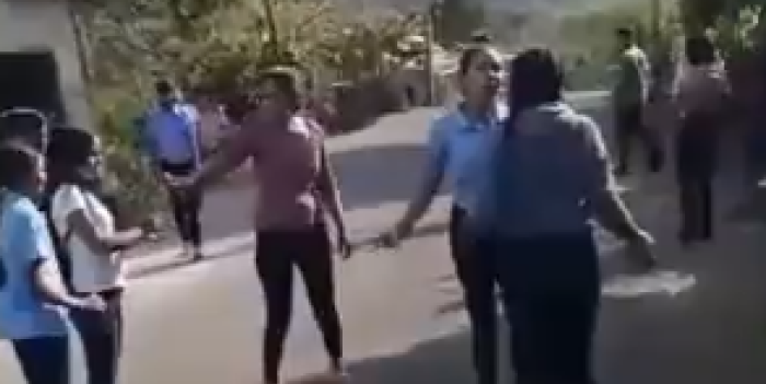 Difunden video de padres alentando pelea entre su hija y una compañera en Aragua