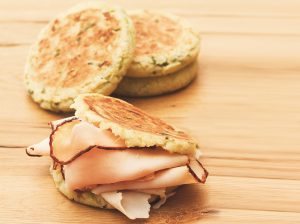 Arepas con calabacín y cilantro