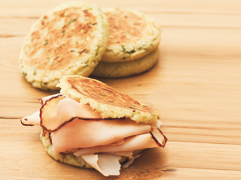 Arepas con calabacín y cilantro