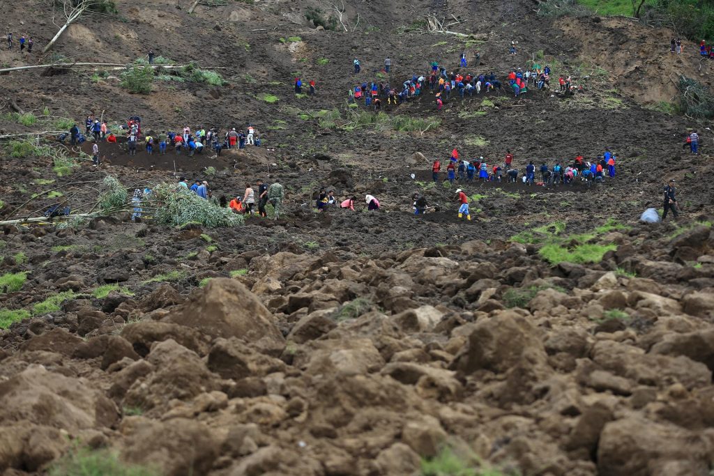 Ascienden a 33 los fallecidos por deslave en Ecuador