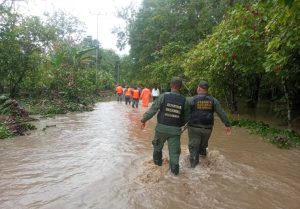 Atienden afectados por crecida del río San Juan en Caripito en Monagas