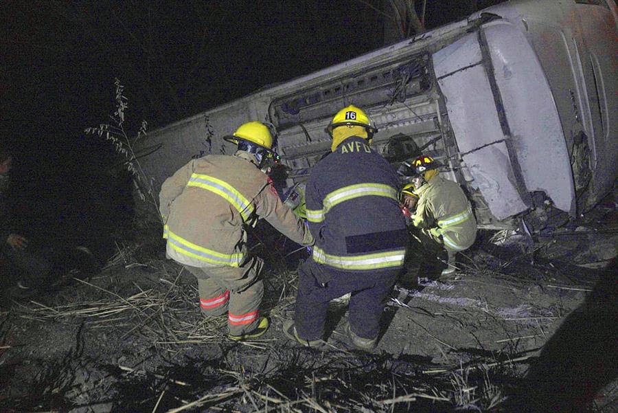 Autobús cae por un barranco en México y deja 18 turistas muertos