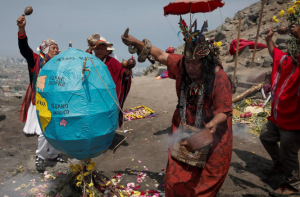 Ritual ancestral de limpieza de la pachamama en Perú por el Día de la Tierra