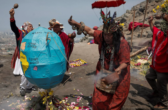 Ritual ancestral de limpieza de la pachamama en Perú por el Día de la Tierra