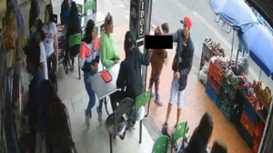 Cámara graba cuando acribillan a un venezolano en una panadería de Bogotá y el asesino se va en bicicleta (Imágenes sensibles)