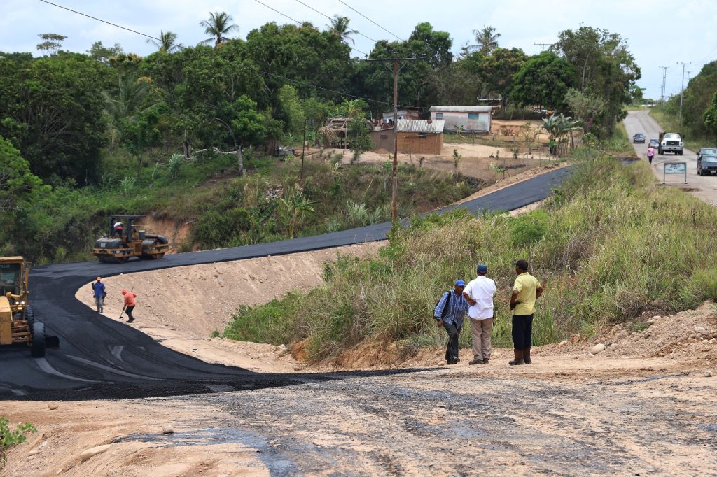 Construyen vía alterna en la carretera nacional en Monagas