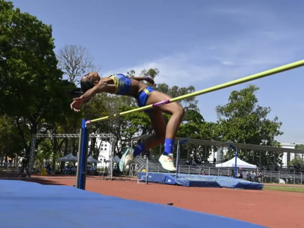 Criollas tiñeron de tricolor el podio en salto alto