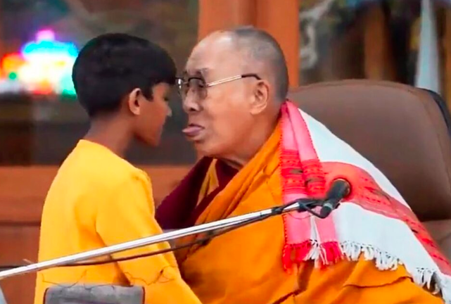 Dalai Lama pidió disculpas tras besar a un niño en la boca