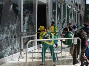 Destituyen a 29 militares por los ataques en Brasilia