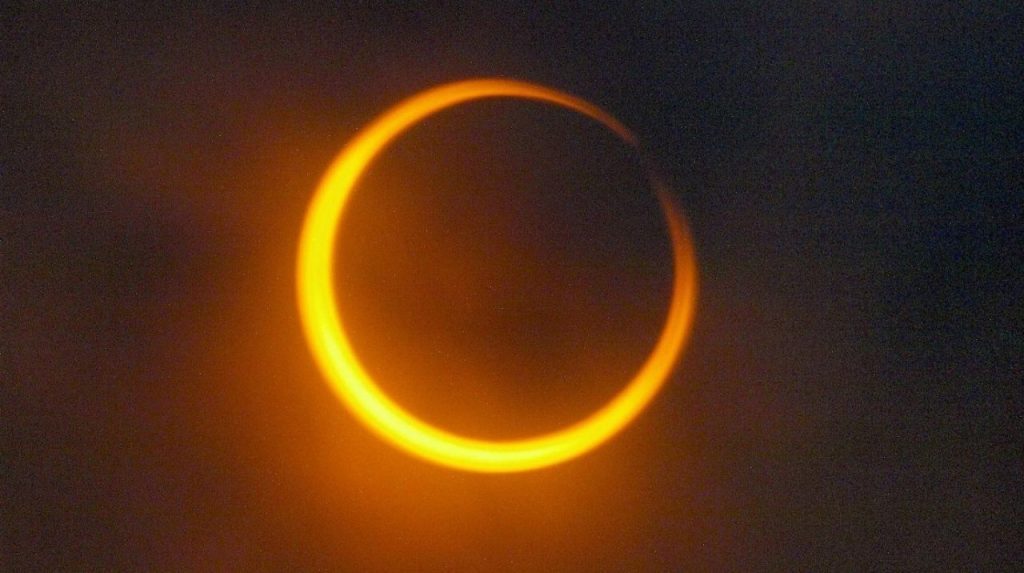 ¿Cuándo y dónde se podrá ver el raro eclipse solar híbrido que ocurrirá esta semana