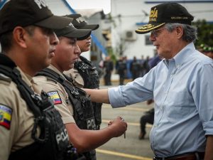 Ecuador da marcha atrás con libre porte de armas