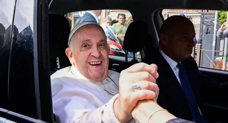El papa Francisco abandona el hospital luego de ser internado por bronquitis: "todavía estoy vivo"