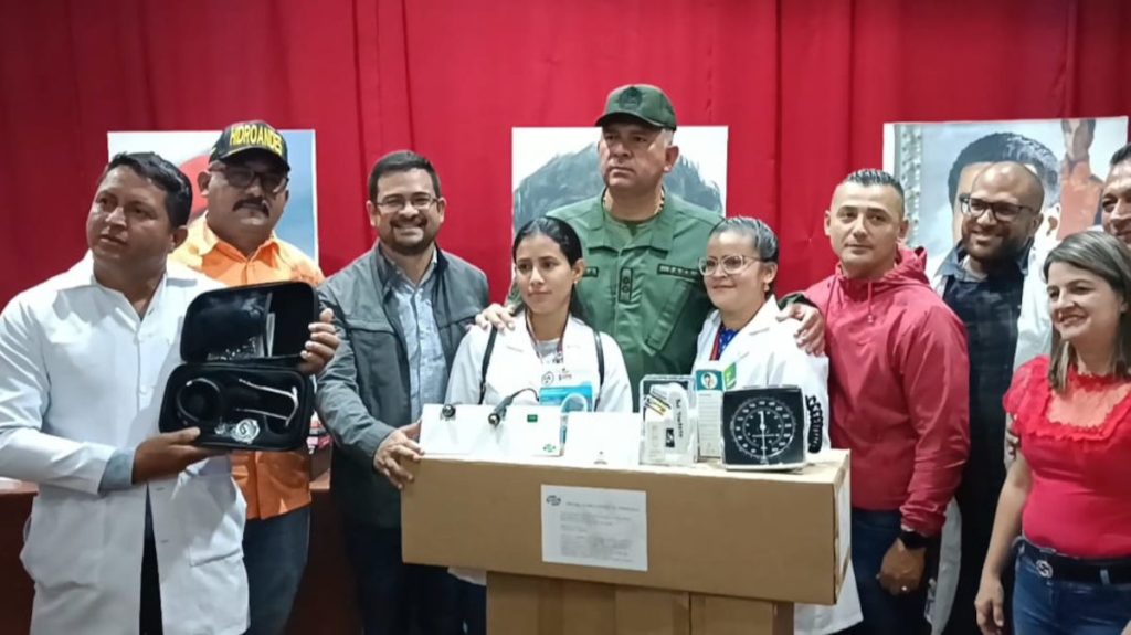 Entregan equipos básicos a 164 consultorios populares en Barinas