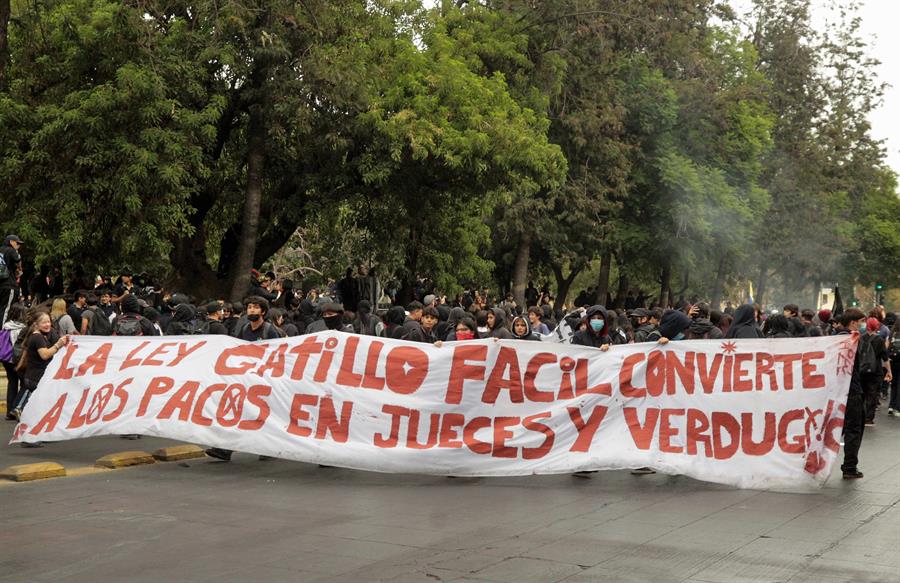 Estudiantes chilenos protestan contra ley de seguridad