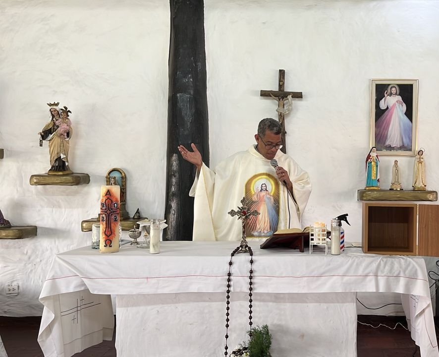 Arquidiócesis de Caracas denuncia a falso sacerdote que realiza bautizos y matrimonios en clubes privados