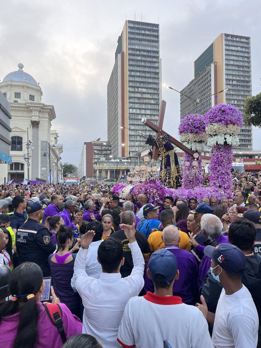 Fieles acuden masivamente a la procesión del Nazareno de San Pablo