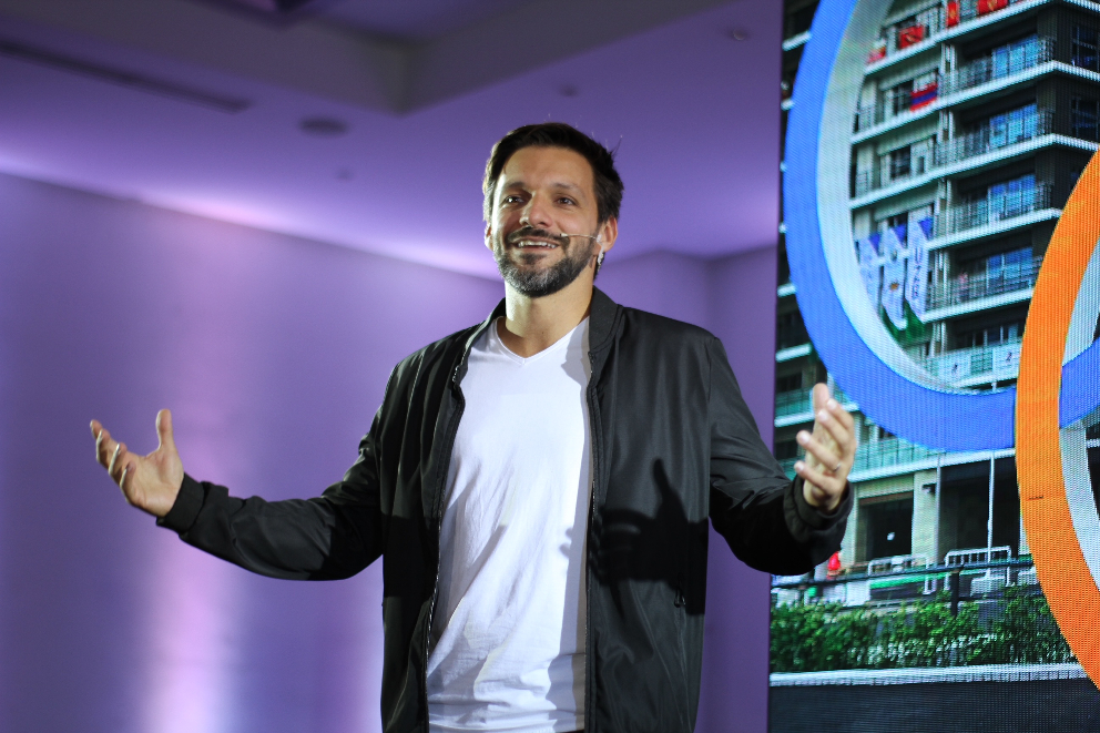 Antonio Díaz cierra la gira nacional de su conferencia INSISTE