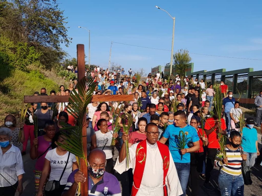 Guaireños acudieron a los templos por palma bendita