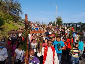 Guaireños acudieron a los templos por palma bendita