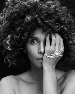 Halle Berry publicó una foto desnuda en IG y todo el mundo está alucinando