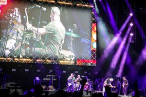 En una noche mágica, Hombres G se reencontró con su público venezolano