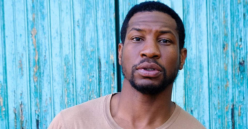 La presunta víctima de Jonathan Majors recibe una orden temporal de protección antes de la fecha del juicio