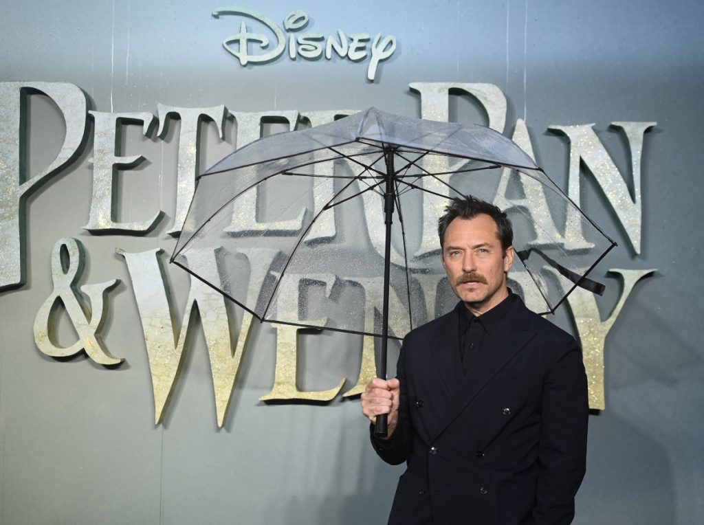 Jude Law humaniza al capitán Garfio en un "moderno" Peter Pan