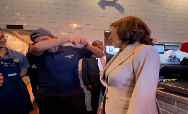 Así fue cómo la vicepresidenta Kamala Harris de EEUU visitó una arepera venezolana en Miami
