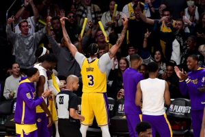 Los Lakers despiden a los Grizzlies con una última paliza y los Kings sobreviven ante los Warriors