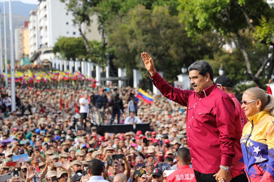 Maduro recibió movilización cívico-militar en Miraflores conmemorando el 13A