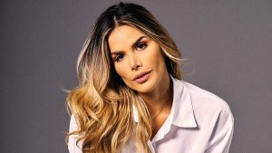 Critican a Marie Clarie Harp por transmitir desde el funeral de Julián Figueroa