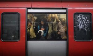 Le robaron más de mil dólares dentro del vagón del Metro de Caracas